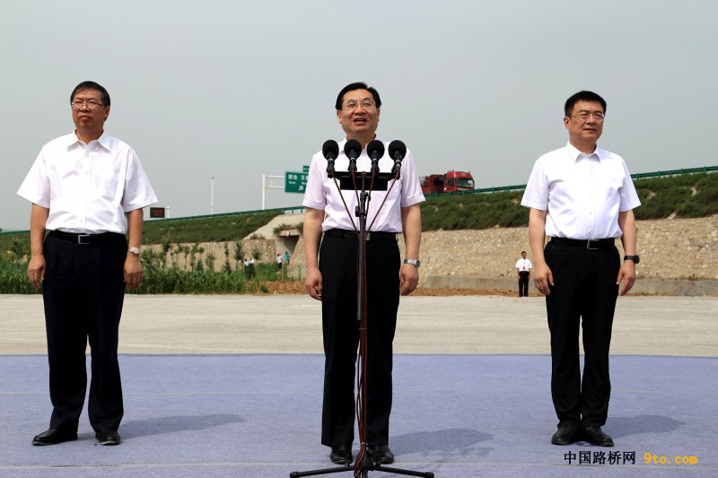 點擊打開原圖 圖為陜西省省長胡和平(圖中)下達(dá)合銅、吳華高速項目開工令