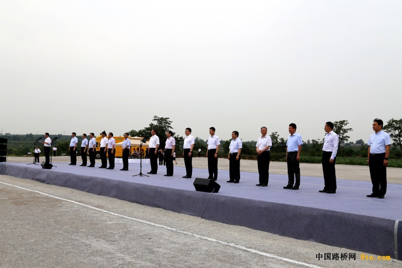 點擊打開原圖 圖為為合銅、吳華高速公路項目開工儀式現(xiàn)場1