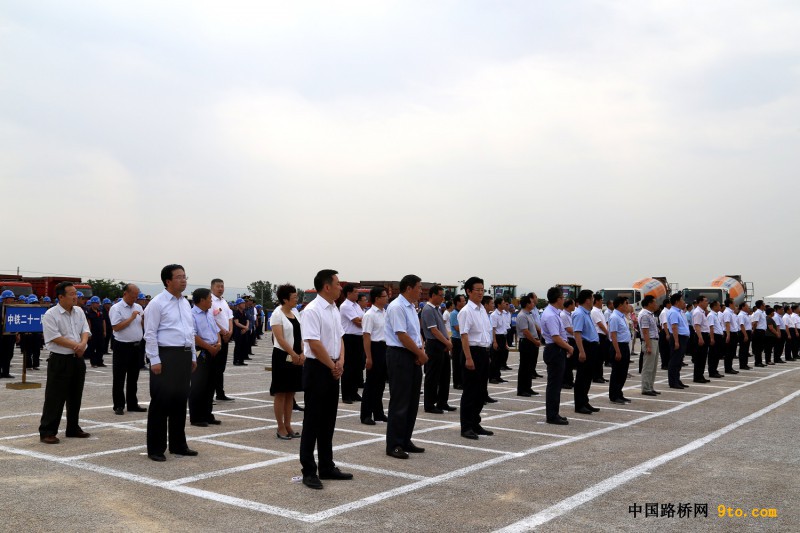 點擊打開原圖 圖為為合銅、吳華高速公路項目開工儀式現(xiàn)場2